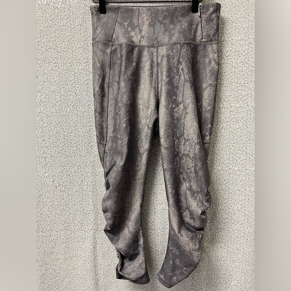 Calia Essential Collection Shark Python High Waist
Ruched Capri Legging | large